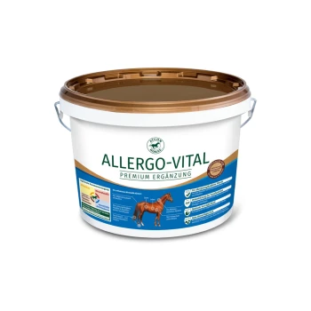 Behälter mit dem "Allergo-Vital"-Pferdeergänzungsmittel, mit einem braunen Deckel und einem weißen Körper, mit Text, der Vorteile und Inhaltsstoffe beschreibt.