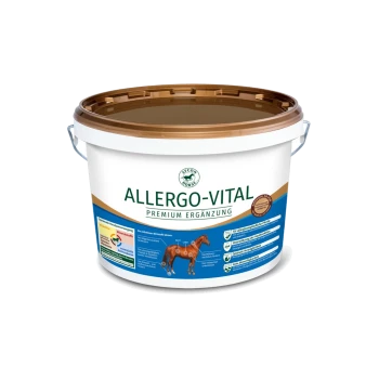 Behälter mit dem "Allergo-Vital"-Pferdeergänzungsmittel, mit einem braunen Deckel und einem weißen Körper, mit Text, der Vorteile und Inhaltsstoffe beschreibt.