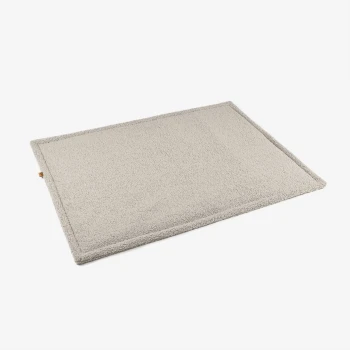 Eine weiche, beige Tiermatte mit plüschiger Textur und genähten Kanten, entworfen für den Komfort von Haustieren.