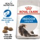 Sac de nourriture pour chats Royal Canin Indoor Long Hair avec une illustration de chat à poils longs, avec un texte mettant en avant la nutrition santé et la réduction des boules de poils.