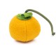 Ein leuchtend orangefarbenes Filzspielzeug für Haustiere in Form eines Kürbisses, mit einem grünen Filzblatt oben und einer grünen Stoffschlaufe für einfaches Handling.