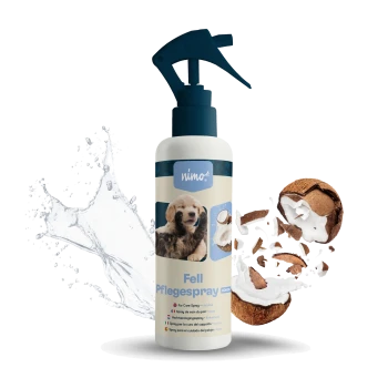 Eine Flasche nimo! Fellpflege-Spray mit einer blauen Düse, mit einem Welpenbild und Kokosstücken, umgeben von Wasserspritzern.