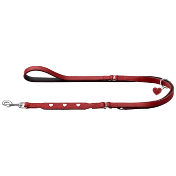Rote Leder-Hundeleine mit drei Herz-Ausschnitten und einem herzförmigen Anhänger, mit einem stabilen Metallclip an einem Ende.