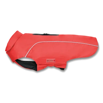 Roter Hunderegenmantel mit reflektierendem Besatz und schwarzem Mesh-Futter, mit "Wolters"-Aufdruck an der Seitentasche.