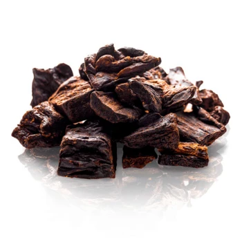 Ein Haufen dunkler, zähe Haustierleckerlis mit glänzender Oberfläche, vor einem weißen Hintergrund.