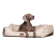 Grauer Hund liegt in einem beigen Haustierbett mit einem „tierlando“-Etikett vorne, vor weißem Hintergrund.