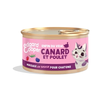 Boîte de nourriture pour chat Edgard Cooper avec du canard et du poulet, étiquetée "Morceaux en sauce pour chatons," avec une illustration de chat ludique.
