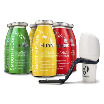 Klassik + Doggyroller Blau Gr. M Flaschen von SmoothieDog-Haustiersnacks in grün (Lamm), gelb (Huhn) und rot (Rind) mit einem weißen Spender, beschriftet mit "Der SNACK für jeden Hund."