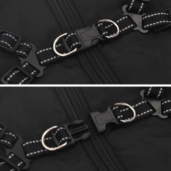 Nahaufnahme eines schwarzen Haustiergeschirrs mit verstellbaren Riemen, einer Kunststoffschnalle und einem Metall-D-Ring zur Leinenbefestigung.