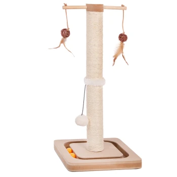 Kratzstamm Charly Katzenscratch-Posten mit zwei hängenden Spielzeugen, einem flauschigen Pom-Pom und einer stabilen Holzbasis, ideal zum Spielen und Kratzen.