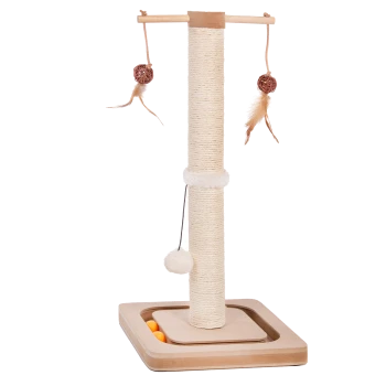 Katzenscratch-Posten mit zwei hängenden Spielzeugen, einem flauschigen Pom-Pom und einer stabilen Holzbasis, ideal zum Spielen und Kratzen.
