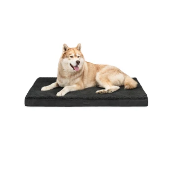 Hundematte CozyPad Ein hellfarbener Hund, der auf einem plüschigen schwarzen Haustierbett ruht, das ein gemütliches und komfortables Design zeigt.