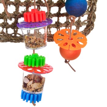 Buntes Vogelspeilzeug mit transparenten Behältern, die mit Samen gefüllt sind, aufgehängt mit lebhaften, blumenförmigen Kunststoffstücken und Bällen.