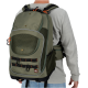 Eine Person in einem grauen Langarmshirt trägt einen grünen Haustier-Rucksack mit Netzfächern, verstellbaren Riemen und einem Logo.