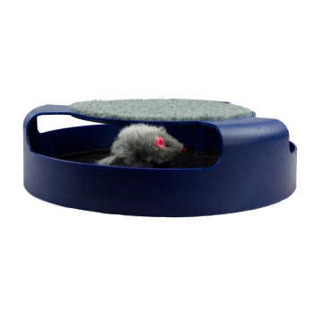Ein interaktives Katzenspielzeug in Blau mit einer grauen Maus mit rosa Ohren, die unter einer filzüberzogenen Oberseite hervorlugt.