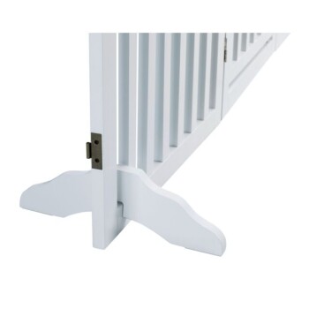 Weißes Holz-Haustiergitter mit lamelliertem Design und einem stabilen Fuß, mit einem Riegel für sicheren Verschluss.