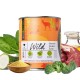Dosen-Haustierfutter mit der Aufschrift "Wild" und 66% Fleischgehalt, mit Zutaten wie Amaranth, Brokkoli und Leinsamenöl, neben frischem Gemüse.