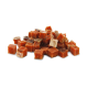 Une pile de petites friandises pour chiens en forme de cube de couleur brun-rouge, sur un fond blanc.