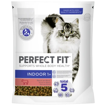 Hundefutterbeutel mit einer flauschigen grau-weißen Katze. Text lautet "PERFECT FIT" und "UNTERSTÜTZT DIE GESUNDHEIT DES GANZEN KÖRPERS," mit "INDOOR 1+" und "Reich an Rindfleisch."