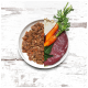 Ein geteilter Teller mit Haustierfutter: Eine Seite hat eine Portion Hackfleisch mit Gemüse, und die andere Seite zeigt rohes Fleisch und frische Karotten.