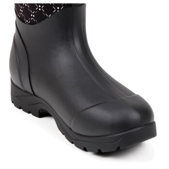 Schwarzer Gummistiefel mit strukturiertem Boden, mit glatter Oberfläche und gemustertem Stoffoberteil, schräger Blick.