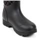 Schwarzer Gummistiefel mit strukturiertem Boden, mit glatter Oberfläche und gemustertem Stoffoberteil, schräger Blick.