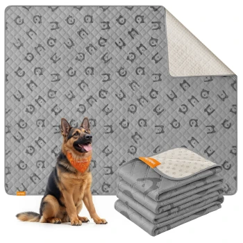 Graue gesteppte Tierdecke mit Pfotenabdrücken, ein Deutscher Schäferhund mit orangefarbener Bandana und gefaltete Decken mit der Aufschrift „Feandrea“.