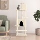 Ein hoher Katzenbaum in Creme mit Plattformen und einem gemütlichen Versteck, gekrönt von einer getigerten Katze, neben einem grünen Sofa und einer Topfpflanze.