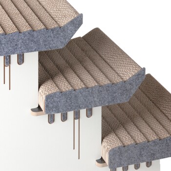 Dreistufiger Kratzbaum für Katzen mit strukturierten Oberflächen, bestehend aus einer Kombination aus grauem Filz und gemustertem Karton, entworfen für das Spielen von Haustieren.