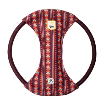 Quietschender Frisbee Polar Night Buntes Hundespielzeug von Woolly Wolf, mit einem gemusterten Stoff in Rot, Blau und Orange und einem stabilen Griff.