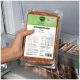 Hand hält vakuumversiegelte BARFER'S Komplettfutter-Packung mit der Aufschrift „Komplett‑Mix Pferd 500 g“ in einer Gefrierschublade.
