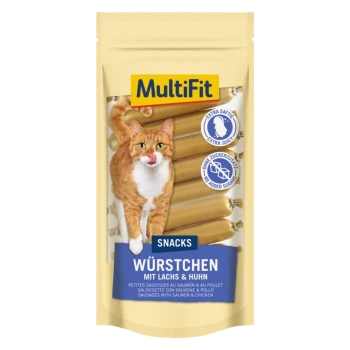 Katten-snackverpakking met een speelse oranje kat die zijn lippen likt, gelabeld 'MultiFit Würstchen mit Lachs & Huhn,' met 'Extra Saftig' en 'No Sugar' iconen.