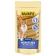 Die Verpackung des Katzen-Snacks zeigt eine verspielte orange Katze, die sich die Lippen leckt, beschriftet mit "MultiFit Würstchen mit Lachs & Huhn," mit "Extra Saftig" und "Kein Zucker" Symbolen.