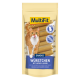 Die Verpackung des Katzen-Snacks zeigt eine verspielte orange Katze, die sich die Lippen leckt, beschriftet mit "MultiFit Würstchen mit Lachs & Huhn," mit "Extra Saftig" und "Kein Zucker" Symbolen.
