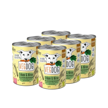 Sechs Dosen VegDog-Hundefutter, beschriftet mit "Erbsen & Hirse," mit einem Cartoonhund, der eine Karotte hält.