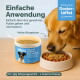 Hund schnuppert an Trockenfutter neben einer vetura 'Gelenk Formel'-Dose. Text: 'Einfache Anwendung'; 'Inklusive Dosierlöffel'; 'Pro 3kg=1g'.