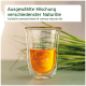 Ein klares Glas mit gold-orangefarbener Flüssigkeit, grünem Gras im Hintergrund und Text über eine Mischung aus natürlichen Ölen.