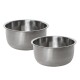Zwei Futterschalen aus Edelstahl, eine größer und eine kleiner, mit glänzender Oberfläche und abgerundeten Kanten, nebeneinander platziert.