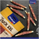 Vitakraft Duck XXL BONAS, mit Ente umhüllte Hundekausticks in orange-blauer Vitakraft-Verpackung auf schwarzem Schiefer.