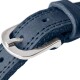 Nahaufnahme eines marineblauen Leder-Haustierhalsbands mit silberner Metallschnalle und sichtbaren Steppnähten.