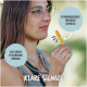 Eine Person hält eine gelbe Haustiertrainingspfeife mit der Aufschrift "5900Hz", "Hörbar auf große Entfernung" und "Klare Signale."