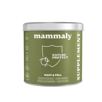 Grüne Metalldose des Nahrungsergänzungsmittels 'mammaly' Nature Protect für Haustiere, beschriftet mit 'HAUT & FELL' und senkrechtem Schriftzug 'SUPPLEMENT'