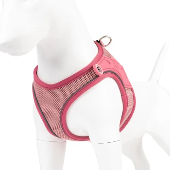 Rosa Netz-Hundegeschirr mit reflektierendem Rand auf weißer Hundefigur, Metall-Leinenring sichtbar.