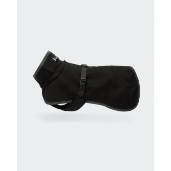 Schwarzer Hundemantel mit hohem Kragen, verstellbarem Riemen und reflektierenden Akzenten, vor einem hellgrauen Hintergrund präsentiert.