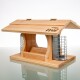 Holz-Vogelfutterspender mit einem schrägen Dach, mit einem Netz-Samenhalter auf einer Seite und einer hölzernen Futterrinne, beschriftet mit "Artisan Wild."