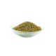 Eine klare Glasschüssel, gefüllt mit einem Haufen kleiner, runder, brauner Haustierfutterpellets.