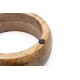 Holz-Haustierfutterschüssel mit glatter Oberfläche und einem kleinen schwarzen Gummistopper am Rand, vor einem weißen Hintergrund platziert.