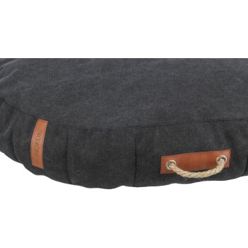 Rundes, dunkelgraues Haustierbett mit einem Lederschild mit der Aufschrift 'Nordic' und einem Seilgriff für einfaches Tragen.