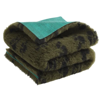 Gefaltete grün-schwarze Tarn-Decke für Haustiere mit strukturierter türkisfarbener Unterseite.