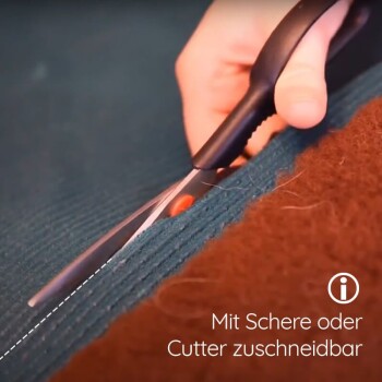 Hand schneidet blauen Stoff mit Schere neben braunem Stoff, Text auf Deutsch: "Mit Schere oder Cutter zuschneidbar".